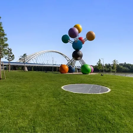 Eurovea Tower 1 Danube View * 布拉迪斯拉发