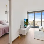 Eurovea Tower 1 Danube View * ブラチスラヴァ